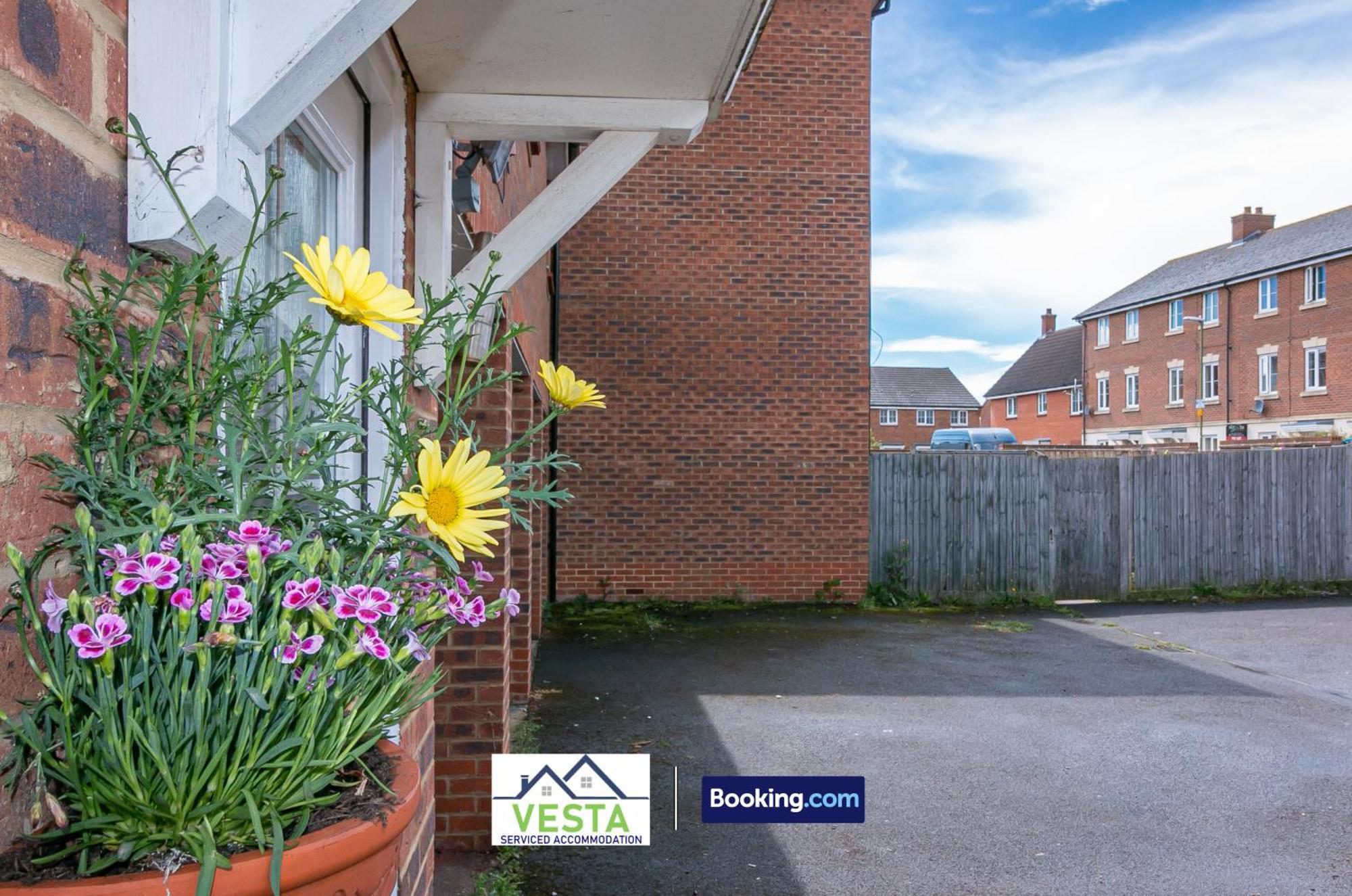 Three Bedroom Apartment By Vesta Serviced Accommodation & Short Lets Hatfield With Free Parking Exterior foto